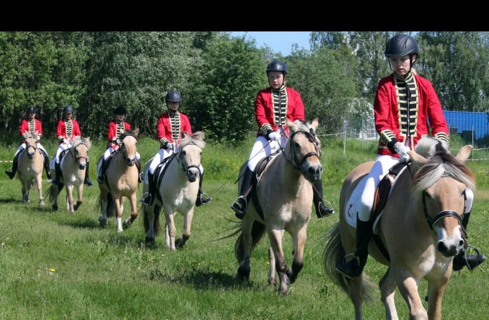 FIRBEINT PRESISJON: Historisk militær hestekvadrilje. Perfekt og presis eleganse fra hest og ryttere. Foto:
