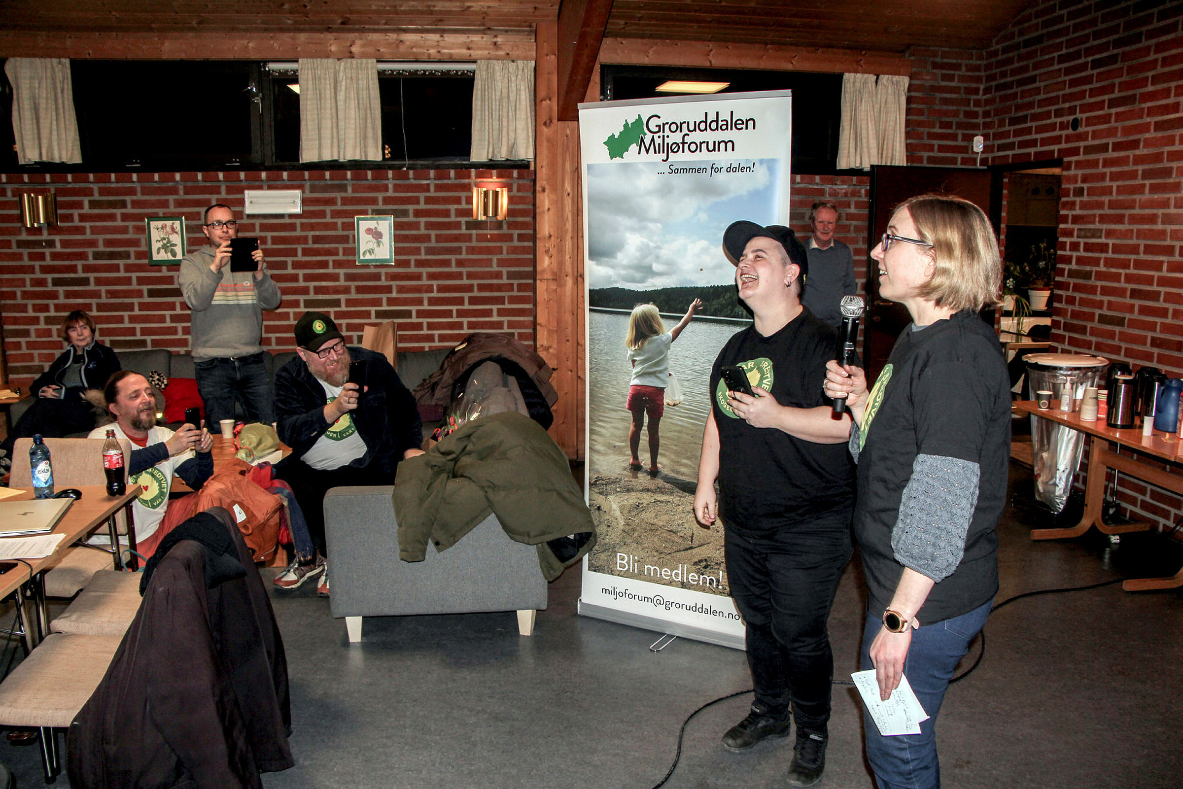 GOD STEMNING: Det var god semning under utdelingen. Her med Caroline Ringstad Schultz (t.h) og en oppglødd Cristina Olsgaard. Foto: Sindre Veum Apneseth