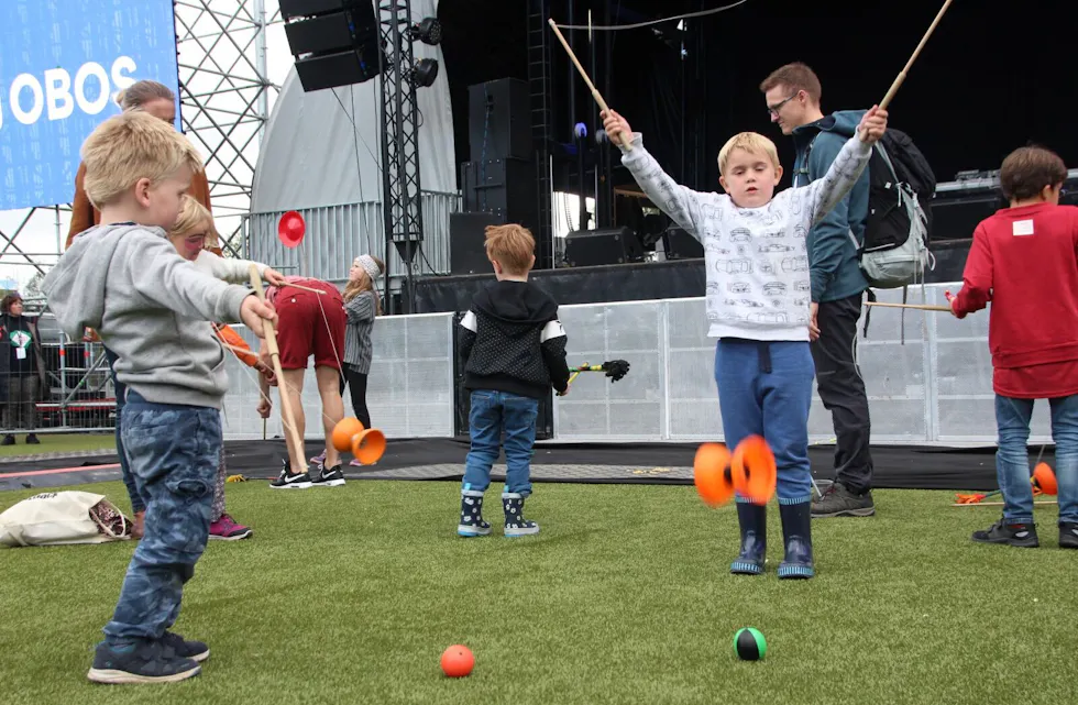 LEK OG MORO: Det var akitiviteter for hele familien gjennom helgen. Foto: