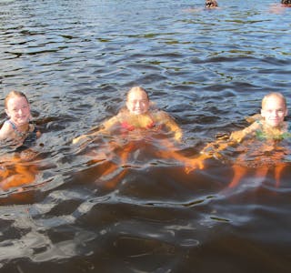 FORSMAK PÅ SOMMERFERIEN: Venninnene Kine (14), Emma (13) og Julie (14) har vært på Badedammen nesten hver dag i det siste. De bor på Romsås og pleier å ta med seg frukt og mat når de tilbringer dagen på Badedammen. Foto:
