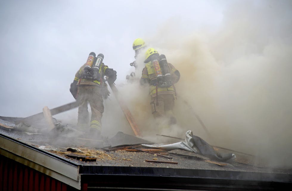 VIA TAKET: Brannmannskapene måtte skjære hull i taket for å få kontroll over brannen ved Østre Aker kirke. Foto: