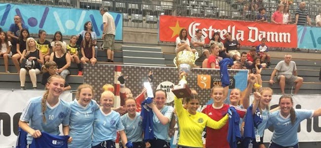 BLIDE JENTER: Seiersvante HSIL-jenter løfter pokalen etter Granollers cup 2017. Foto: