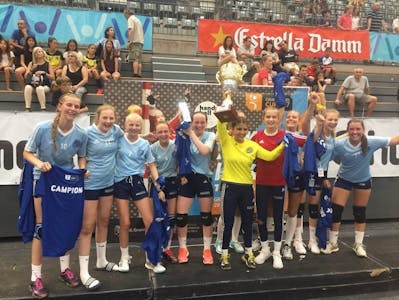 BLIDE JENTER: Seiersvante HSIL-jenter løfter pokalen etter Granollers cup 2017. Foto: