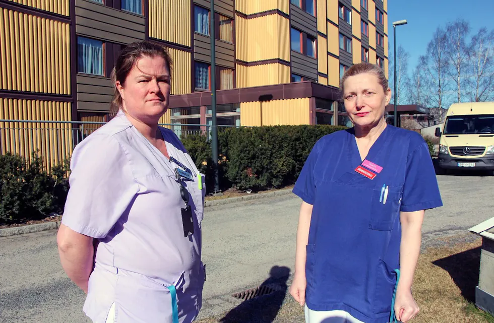 Eldre mennesker på sykehjem skjermes spesielt mot korona-viruset. Dørene er stengt for ordinært besøk, og 270 ansatte er satt i karantene. Her ser vi aktivitør Ann Birgit Spydevold (t.v.) og avdelingssykepleier Marija Wågsæther ved Furusethjemmet. Foto: