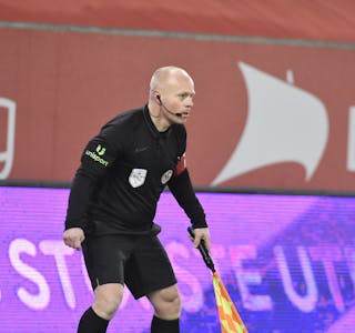 ÈN KAMP IGJEN: Anders Velo har én kamp igjen å dømme før han legger linjeflagget sitt på hylla. Foto: Trond Gausemel/Hordalandsfotball