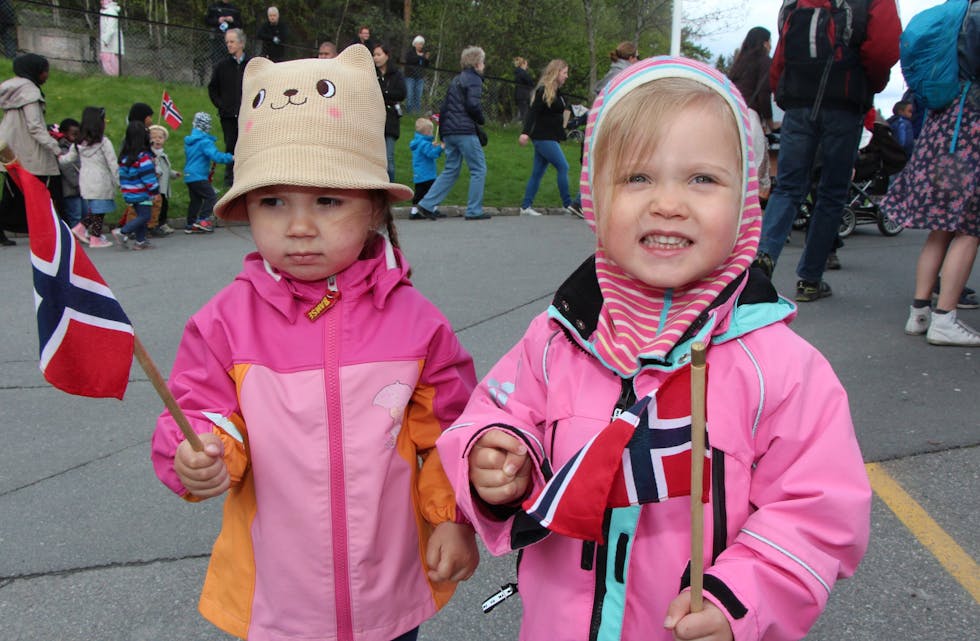 IS-GLIS: Cornelia (2) og Emma (3) fra Grorud barnehage gleder seg til å få is av Ammerudhjemmet.  Foto: