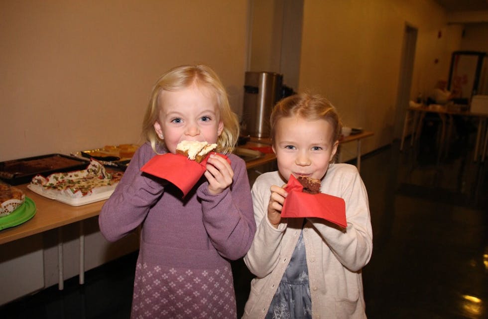 BEST MED KAKE: Julie (6) og Adele (6) er alltid å se på Rødtvedt og Mellomgården borettslags juletrefest. Og da er jentene alltid å se ved kakebordet. Foto: