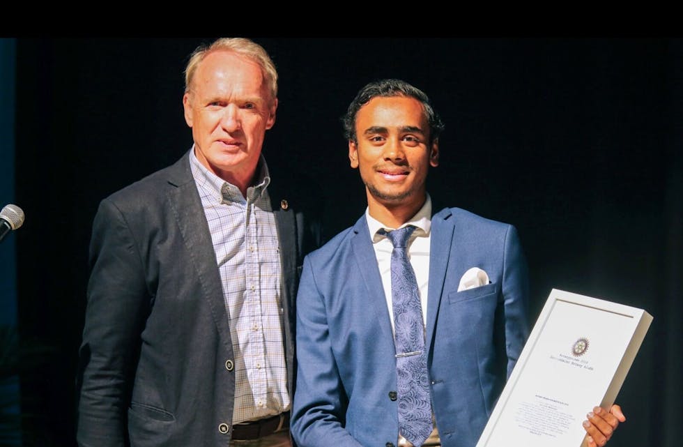 DEN BESTE: Hary Pirajan Mahalingam fikk årets pris fra Groruddalen Rotary Klubb som bevis på at han er årets beste elev ved Bjerke videregående skole. Foto: