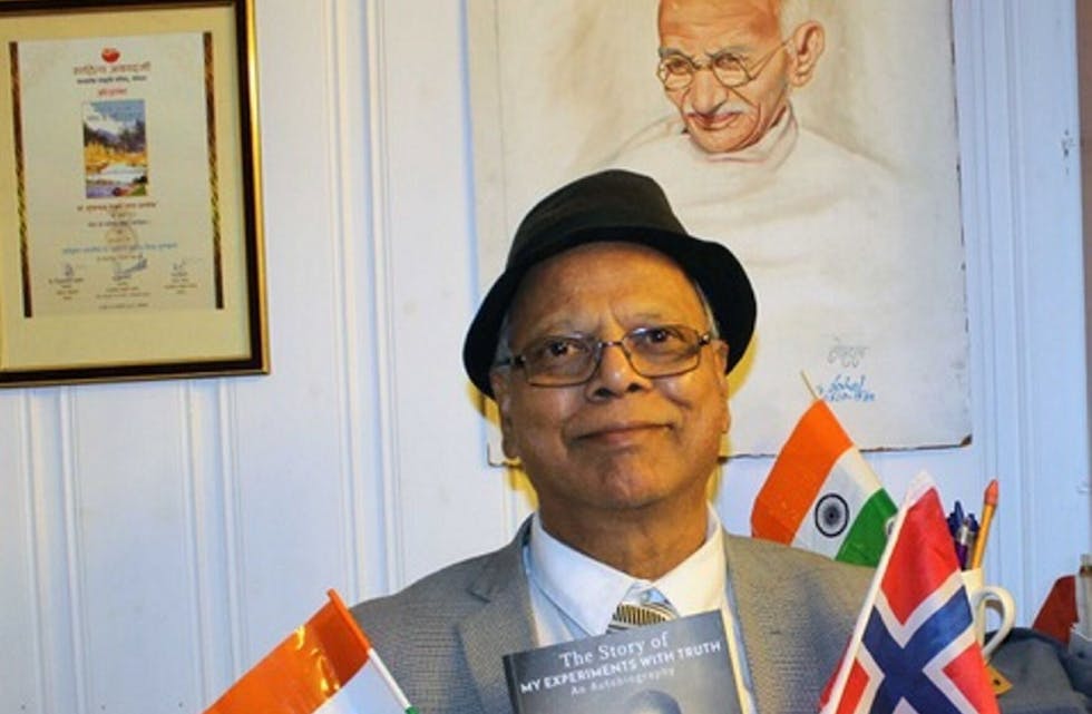 FRA VEITVET: Suresh Chandra Shukla, leder av Indisk-Norsk Informasjons-og Kulturforum, arrangerte markeringen og prisutdelingen fra Veitvet. Foto:
