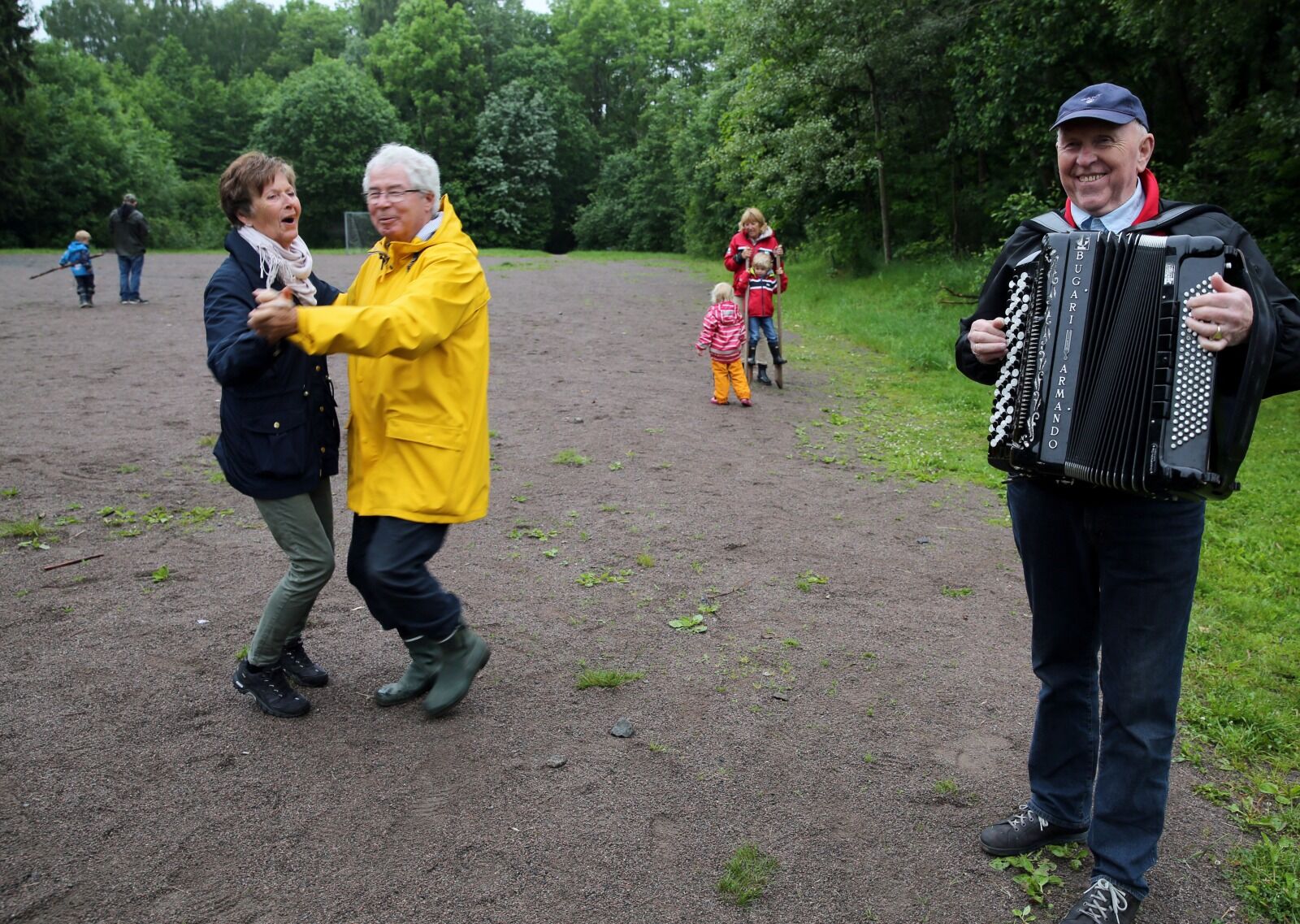 TREKKSPILLDANS OG STYLTER: Mens de minste prøvde seg på stylter, sørget Erling Heen for trekkspillmusikk. Og da ble kona Solveig bydd opp til dans av Arve Hoff. Foto: