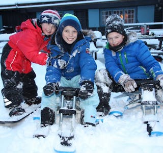 ELSKER Å AKE: Christopher (5), Lukas (8) og Conrad (8) synes det er gøy å tilbringe vinteren på akebrettet. Foto: