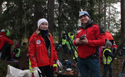 LUNSJEN ER BEST I NATUREN: Cornelia Tandberg (t.v) og Cedric Haagenrud har hatt en herlig start på vinterferien. Foto: