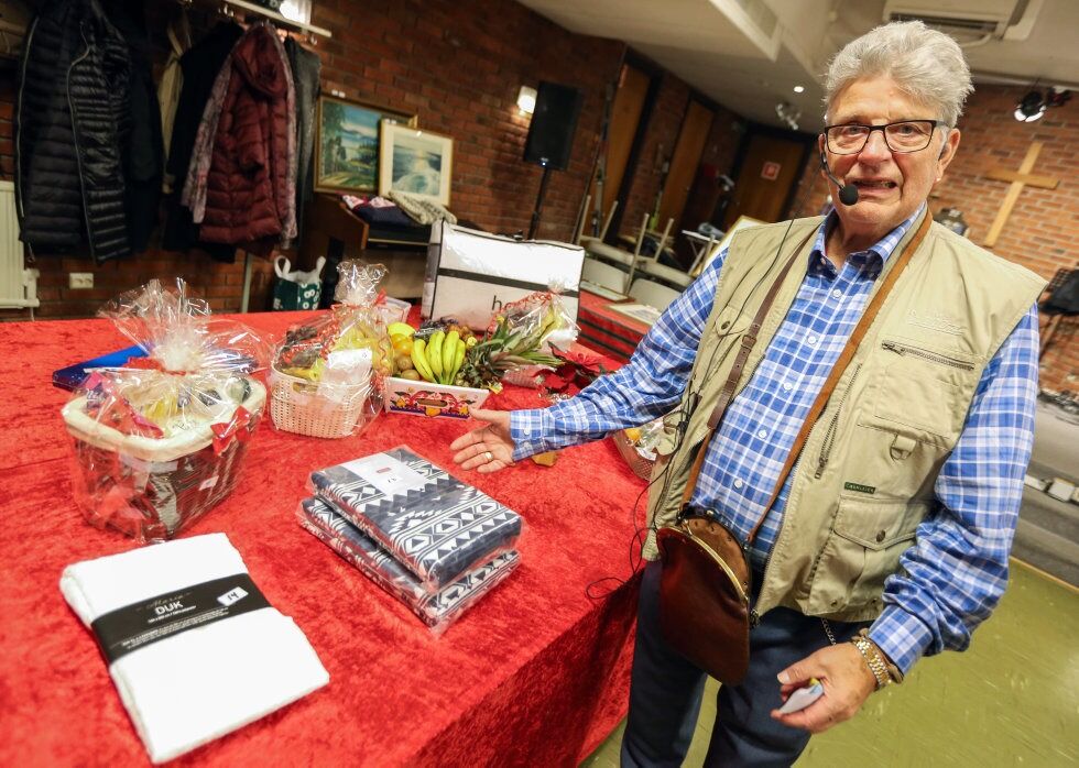 FLOTTE GEVINSTER: Pastor Harald Cyrèn holdt som vanlig styr på det meste. Her med full oversikt over gevinstbordet. Foto: