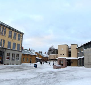 Alle skoler og barnehager i Oslo stenges i forbindelse med korona-situasjonen. Dette er Grorud skole som er en av skolene som rammes. Foto: