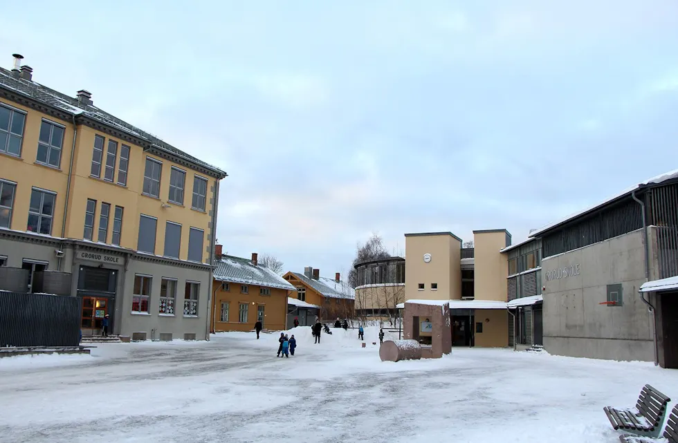 Alle skoler og barnehager i Oslo stenges i forbindelse med korona-situasjonen. Dette er Grorud skole som er en av skolene som rammes. Foto: