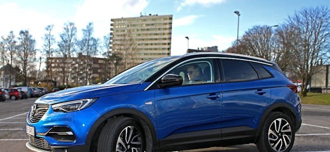 NY SUV: I januar lanserer Opel nye Grandland X - deres største SUV. Avisen, her representert ved Jan Breger, har prøvekjørt nykommeren som har mye å by på. Foto:
