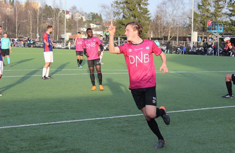 KOMMER IGJEN: Vålerengas fotballherrer lekte seg mot Årvoll. Nå blir det et nytt besøk til Groruddalen. Foto: Kristoffer Løkås