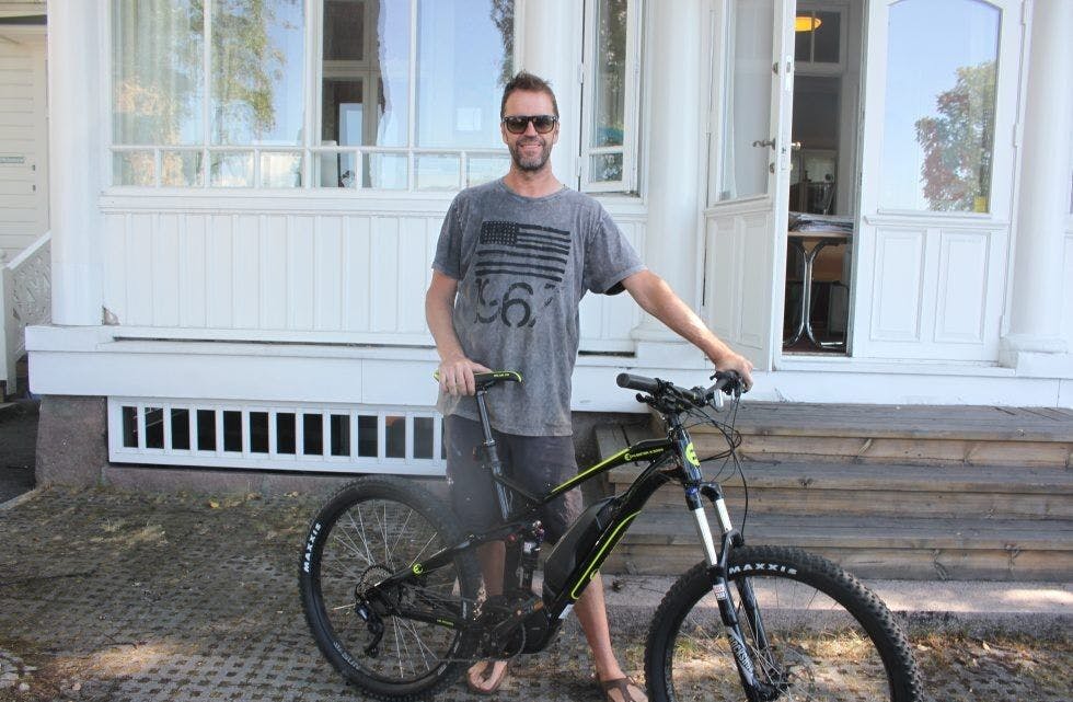 Chubster E-3000: Per Rønning og en fulldempet elsykkel med kraftig motor. Det nærmeste du kommer en pedaldrevet motocross. Foto: