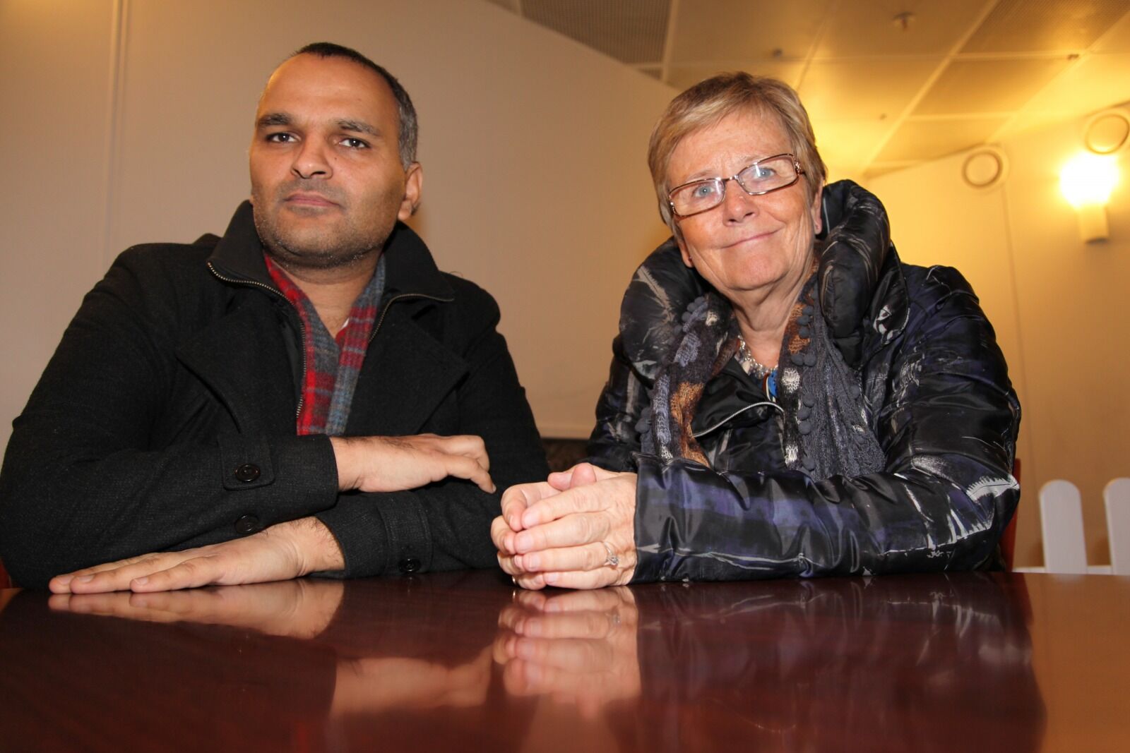 PÅ TOPPEN: Arbeiderpartiet får rent flertall i Stovner bydelstutvalg. Her står partiets BU-lederkandidat, Rashid Nawaz, og andrekandidat Brit Axelsen. Foto: