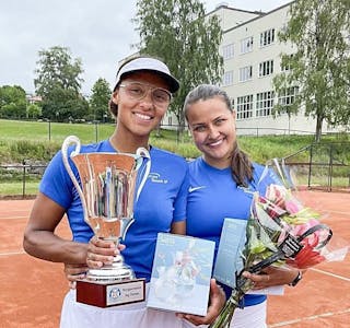 MEDALJETOKT: Furuset tennis er NM-mester for åttende år på rad, og hvert år har Astrid Wanja Brune Olsen (t.v.) vært med å vinne. Foto: