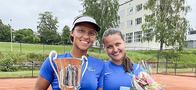 MEDALJETOKT: Furuset tennis er NM-mester for åttende år på rad, og hvert år har Astrid Wanja Brune Olsen (t.v.) vært med å vinne. Foto: