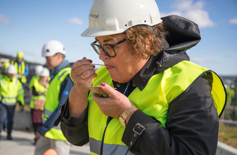 SMAKSPRØVE: Matminister Olaug Bollestad fikk en smaksprøve eller to fra taket på Økern Portal. Foto: Oslo Pensjonsforsikring