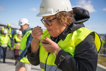 SMAKSPRØVE: Matminister Olaug Bollestad fikk en smaksprøve eller to fra taket på Økern Portal. Foto: Oslo Pensjonsforsikring