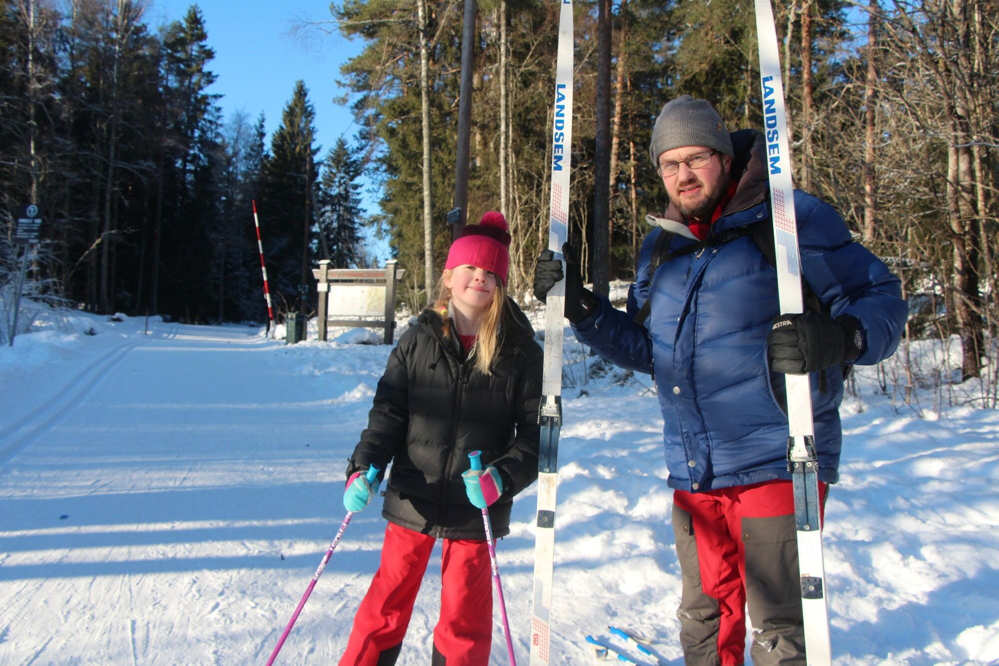 – NATUREN ER GRATIS: Bettina (8) og Svend Harald Svanqvist skulle på tur til Romstjern. Bettina driver vanligvis med både judo og svømming og det er liten tvil om hvem som går først i far og datter-følget. Foto:
