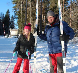 – NATUREN ER GRATIS: Bettina (8) og Svend Harald Svanqvist skulle på tur til Romstjern. Bettina driver vanligvis med både judo og svømming og det er liten tvil om hvem som går først i far og datter-følget. Foto: