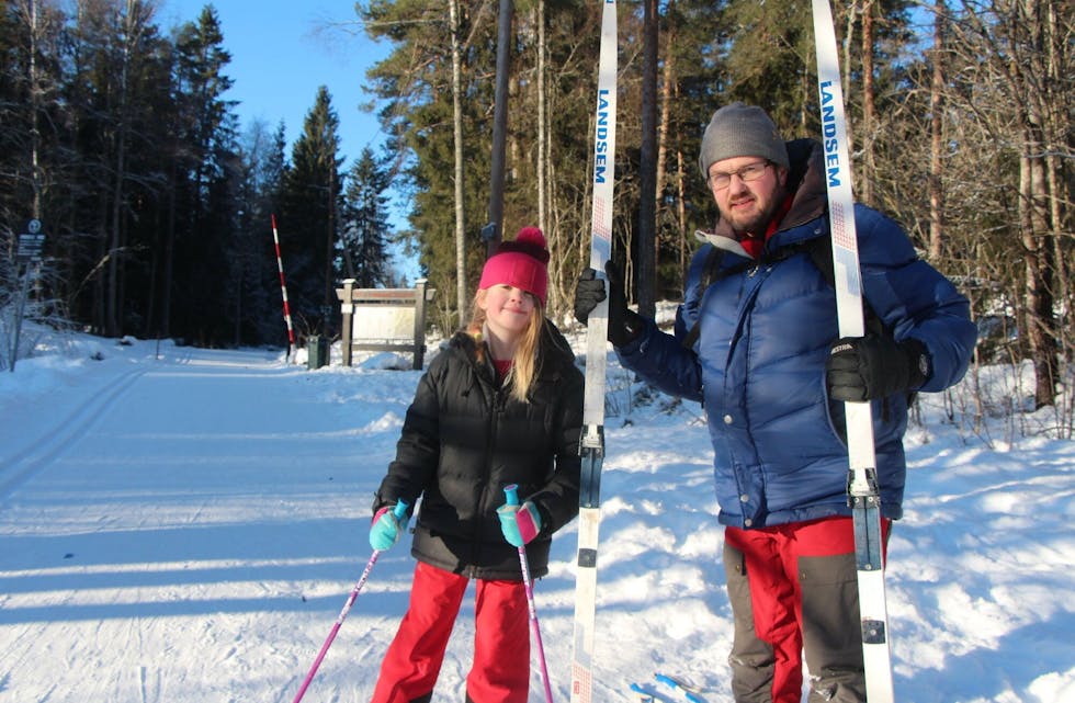 – NATUREN ER GRATIS: Bettina (8) og Svend Harald Svanqvist skulle på tur til Romstjern. Bettina driver vanligvis med både judo og svømming og det er liten tvil om hvem som går først i far og datter-følget. Foto: