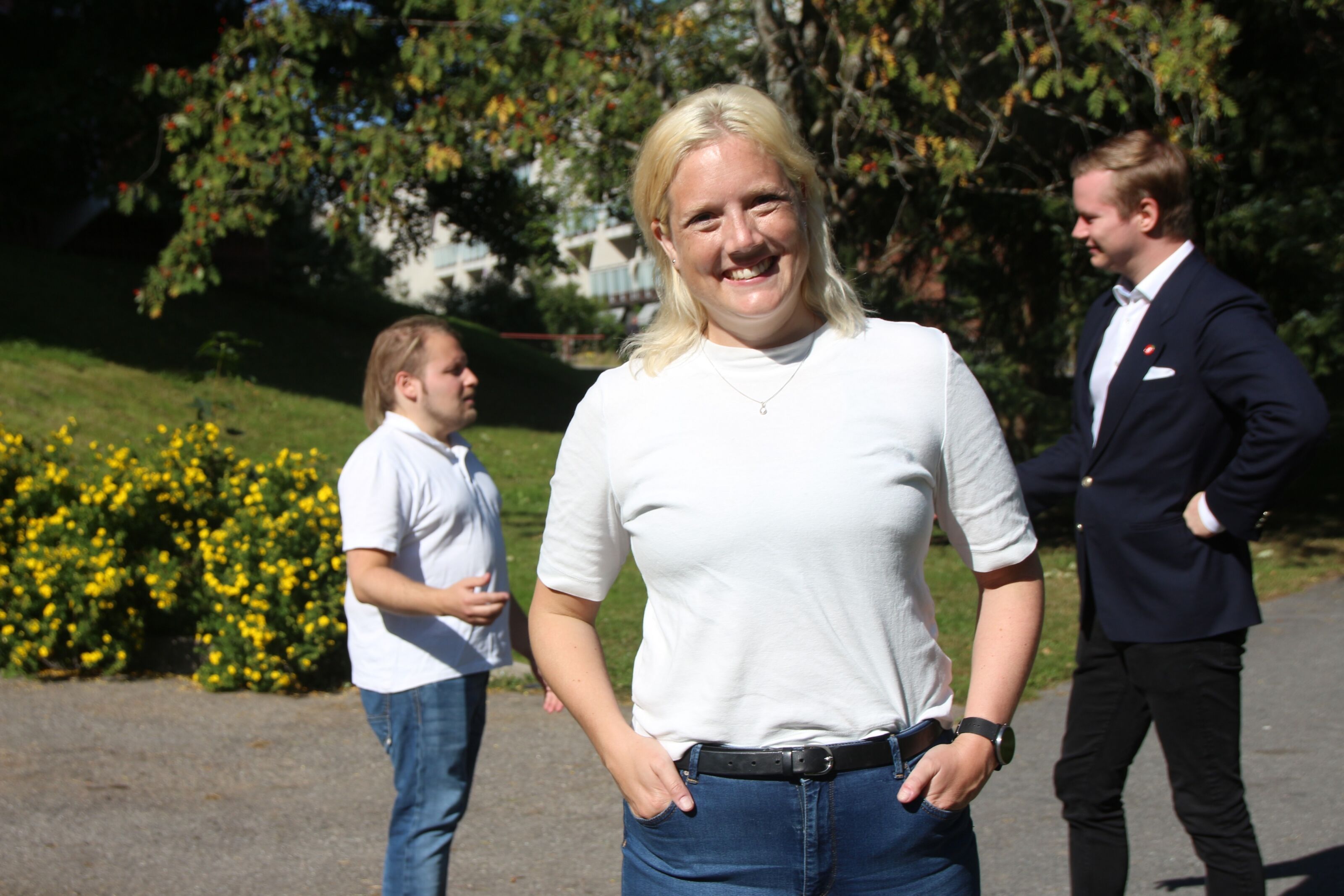 VALGFRIHET: Aina Stenersen og Fremskrittspartiet mener det må legges til rette for at folk tar de valgene som passer dem best -  heller enn forbudspolitikk. Bak finpusser Joakim Grøtting og Adrian Smith Stenberg retorikken til valgkampinnspurten. Foto: