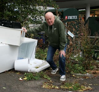 UTRIVELIG: Willy Friis har bodd på Veitvet i en årrekke. At Bymiljøetaten bruker så lang tid på å rydde opp henslengt søppel frustrerer ham. Foto: Caroline Hammer