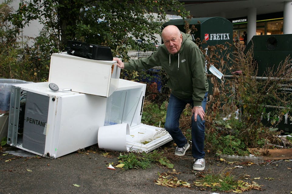 UTRIVELIG: Willy Friis har bodd på Veitvet i en årrekke. At Bymiljøetaten bruker så lang tid på å rydde opp henslengt søppel frustrerer ham. Foto: Caroline Hammer