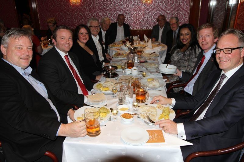 POLITIKK OG NÆRINGSLIV: Det er alltid et politikerbord når det samles til lutefiskaften i matklubben - og de deler gledelig bord med representanter fra næringslivet. I det gode lag ser vi Sverre Landmark fra Aspelin-Ramm Eiendom, byrådssekretær for byutvikling Anders Røberg-Larsen (Ap), leder for miljø- og byutviklingskomiteen i Bydel Alna Monique Nyberget Hiller (Ap), senterdirektør ved Alna senter Hans Georg Helberg, tidligere stasjonssjef på Stovner politistasjon Bjørn Åge Hansen, nåværende stasjonssjef ved Stovner politistasjon, John Roger Lund, daglig leder i Furuset IF Vidar H. Noreng, tidligere partisekretær i Arbeiderpartiet, Ivar Leveraas, varaordfører i Oslo, Khamshajiny Gunaratnam (Ap), BU-leder i Bydel Alna Knut Røli (Ap) og bydelsdirektør i Bydel Grorud Øystein Eriksen Søreide. Foto: