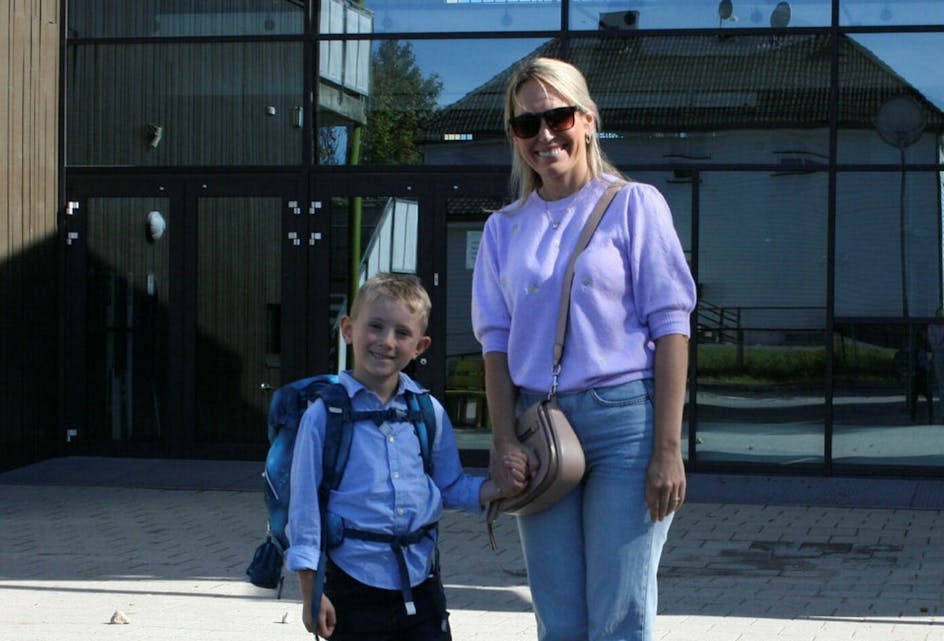 I MAMMAS FOTSPOR: Kevin (6) skal gå på samme skole som mamma Pia Parma Gustavsen og bestefar gikk på. Foto: Caroline Hammer
