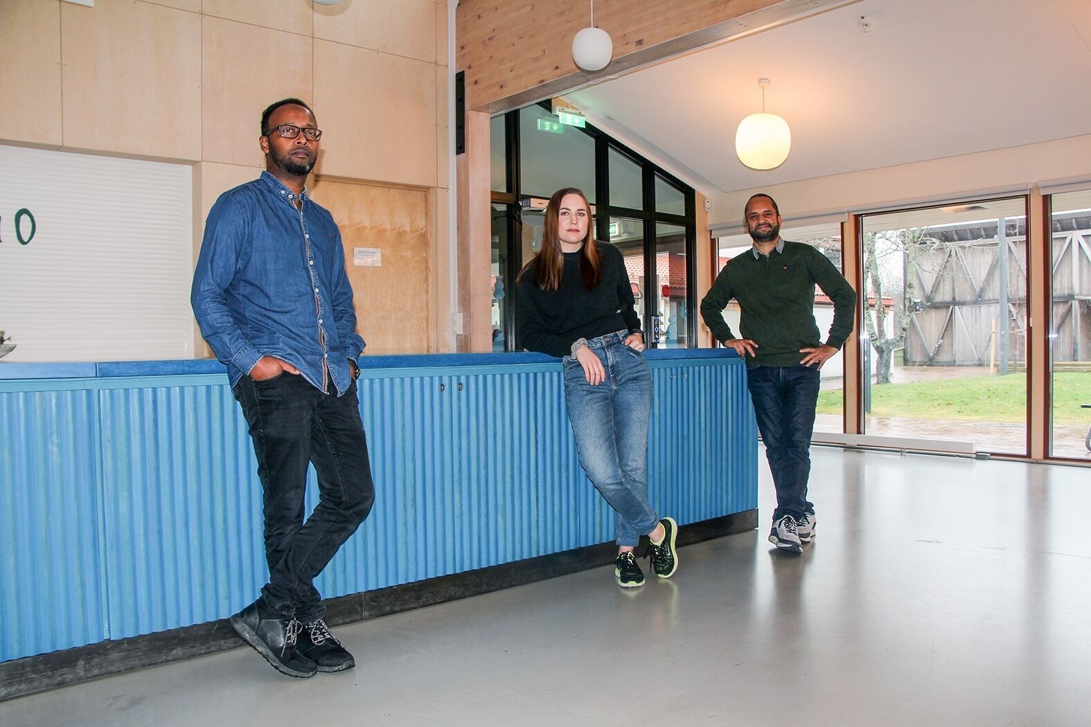 HOLDER ÅPENT, MEN: Fritidsklubbene får fremdeles holde åpent, men med strenge smitteverntiltak. Bydel Grorud tror redusert kapasitet på fritidsklubbene gjør at ungdommer må finne andre steder å oppholde seg og i verste fall kan rote seg bort i dårlige miljøer. Her med klubbleder på Romsås, Shuayb Yassin Mohammed, klubbleder på Kalbakken, Jeanette Krosby, og seksjonsleder Habib Tahir. Foto: