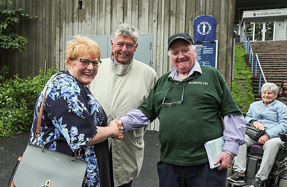 BLIDT MØTE: Leder i Romsås Vel, Thor Johnsen, satte stor pris på at både kultur- og likestillingsminister Trine Skei Grande og generalsekretær Ole Rikard Høisæther i Oslo Byes Vel møtte opp i anledning avdukingen av det kulturhistoriske blå skiltet. Det hører til sjeldenhetene at en minister avduker blå skilt, hvilket viser at både Skei Grande og Høisæther vurderer nettopp dette skiltet som særdeles spesielt. Foto: