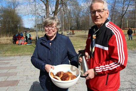 GODT FORBEREDT: Eva og Gunnar Hirsch sto klare med kaffe og boller til både små og store på lørdagens aktivitetsdag. <br/>