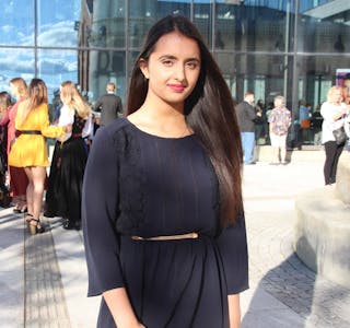 MÅLRETTET: Misbah Kiran Mahmood (18) fra Furuset går inn i sommerferien med 20 seksere på vitnemålet og medisinstudiene i vente. Foto: