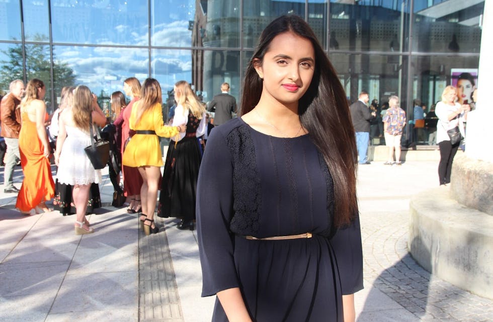 MÅLRETTET: Misbah Kiran Mahmood (18) fra Furuset går inn i sommerferien med 20 seksere på vitnemålet og medisinstudiene i vente. Foto: