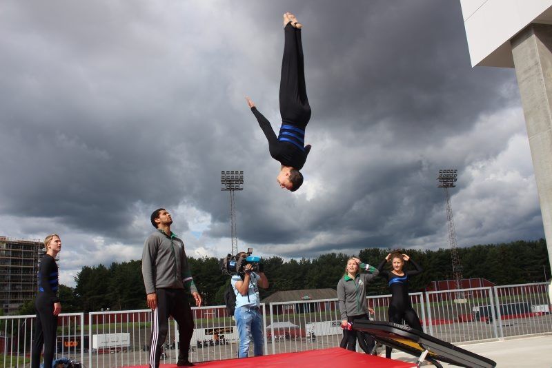 IKKE BARE FOTBALL: Turnerne viste tydelig på åpningen av Valle Hovin VGS at de også er en del av skolen. Foto: