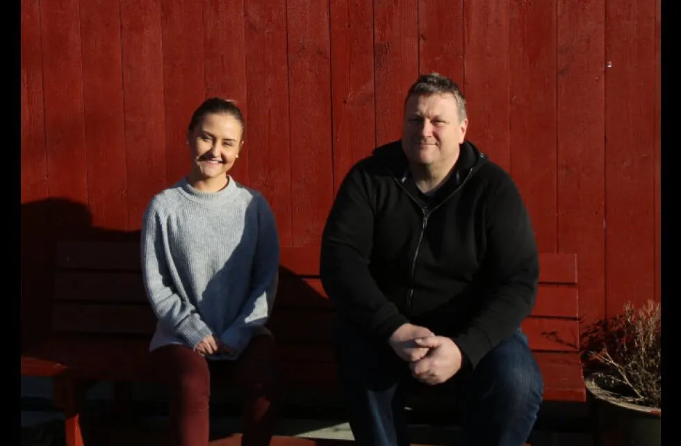 ØNSKER FLERE VELKOMMEN: Bethina Christiansen (t.v.) og Arild Sørum håper at flere klubber og organisasjoner ønsker å benytte seg av lokalene på Årvoll gård fremover. Foto: