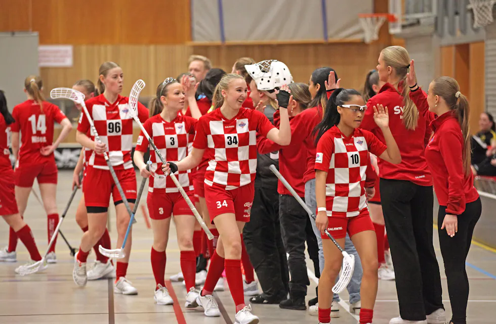 I RUTE: Sveivas innebandydamer er i rute til å komme seg til NM-sluttspillet etter storseieren over Ull/Kisa. Foto: Tom Evensen