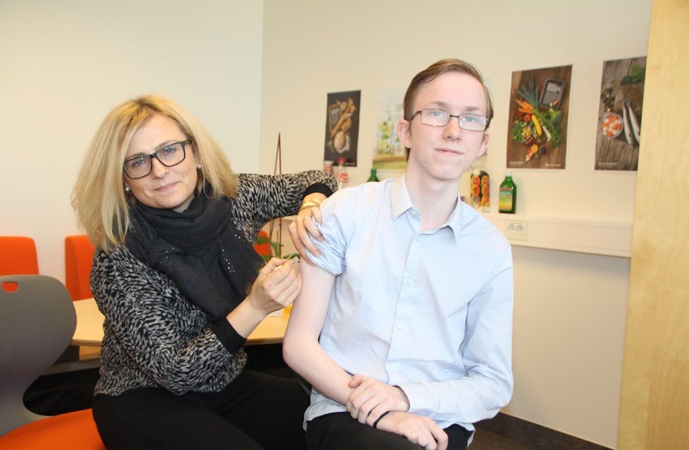 VAKSINERING: Lennart Tveita går på 3. trinn på Stovner videregående skole. Han velger å bli vaksinert mot smittsom hjernehinnebetennelse av helsesøster Siv Arthur «...for å være på den sikre siden». Foto: