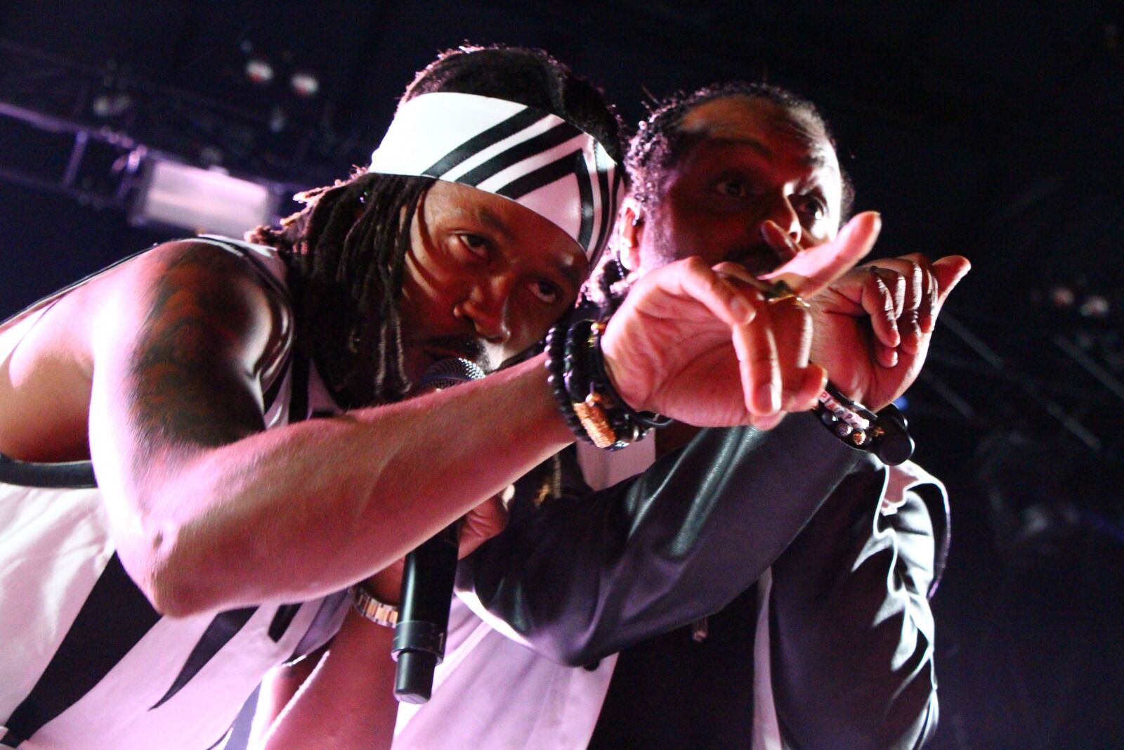  EN VERDIG AVSLUTNING: Yosef Wolde-Mariam og Tshawe Baqwa i MadCon storkoste seg på hovedscenen. Gutta kommer garantert tilbake til steinbruddet og fikk ikke sagt nok hvor stolte de er av festivalen.  Foto: