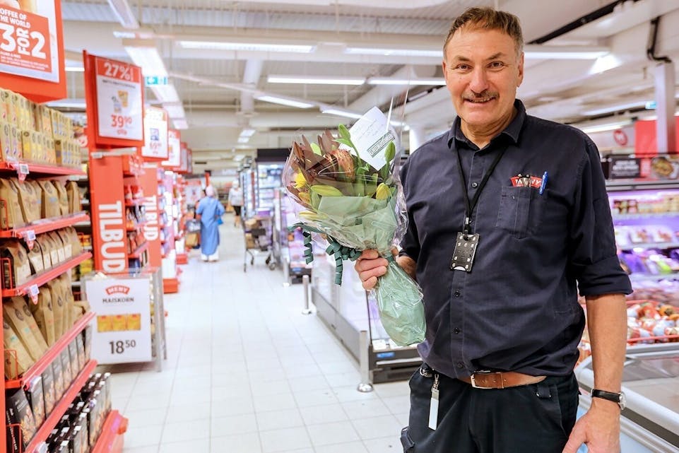 «Alle» kjenner butikksjefen hos Meny Grorud. Nå har Perry Orset blitt pensjonist - og det ble både blomster, kake og mye oppmerksomhet på hans siste dag på jobben. Foto: