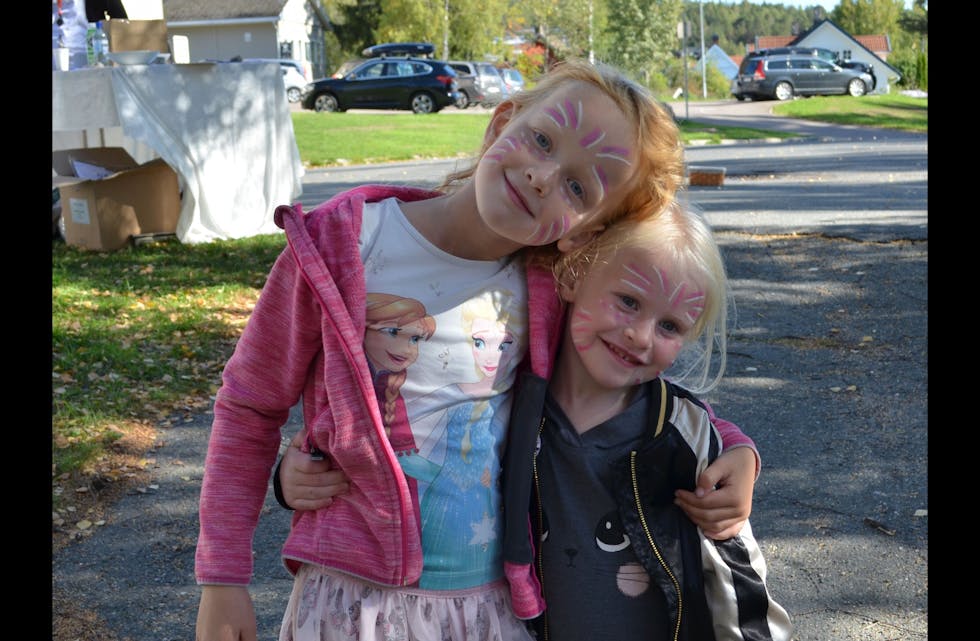 KOSTE SEG: Ida (5) og Erika (4) storkoste seg på barnefestival. Foto: