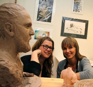 STORTRIVES: Alexsandra Pacchiella (f.v.) og Hanne Whist Johansen er to av de første kunstnerne som har flyttet inn på Shoddy’n. Under Oslo Open viste de fram Pacchiellas tegninger og Whist Johansens skulpturer. Foto: