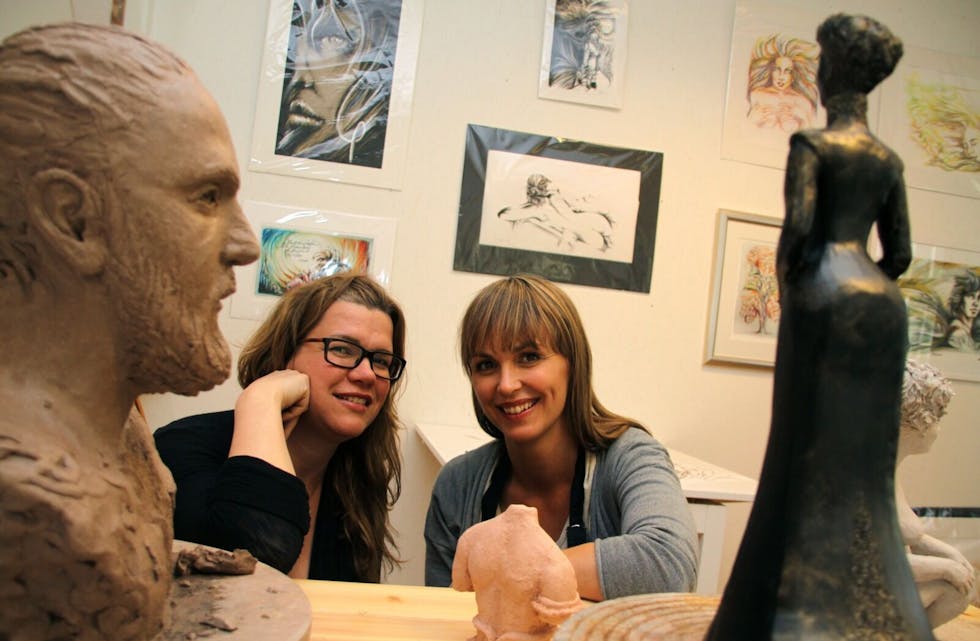 STORTRIVES: Alexsandra Pacchiella (f.v.) og Hanne Whist Johansen er to av de første kunstnerne som har flyttet inn på Shoddy’n. Under Oslo Open viste de fram Pacchiellas tegninger og Whist Johansens skulpturer. Foto: