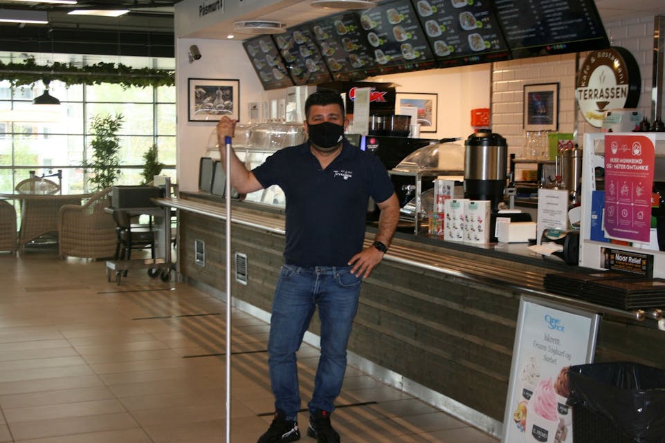 GLEDELIG GJENÅPNING: Yusuf Demirbas, daglig leder ved Terrassen kafé, har gledet seg til denne dagen lenge. Tirsdag var det siste finish på rengjøringen som sto på planen. Foto: Caroline Hammer